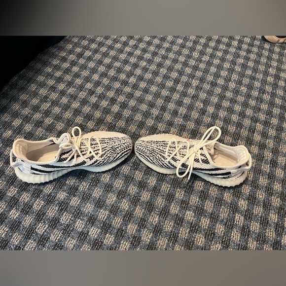Yeezy 350 V2 Zebras - Picture 3 of 4
